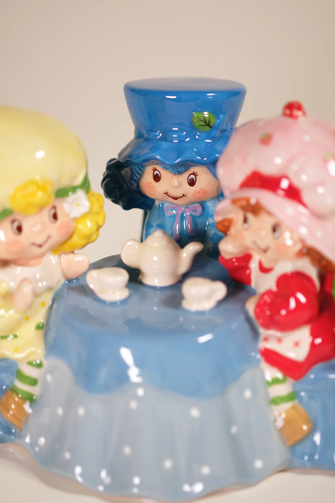 Berry Sweet Tea Party Figurine - Image 8