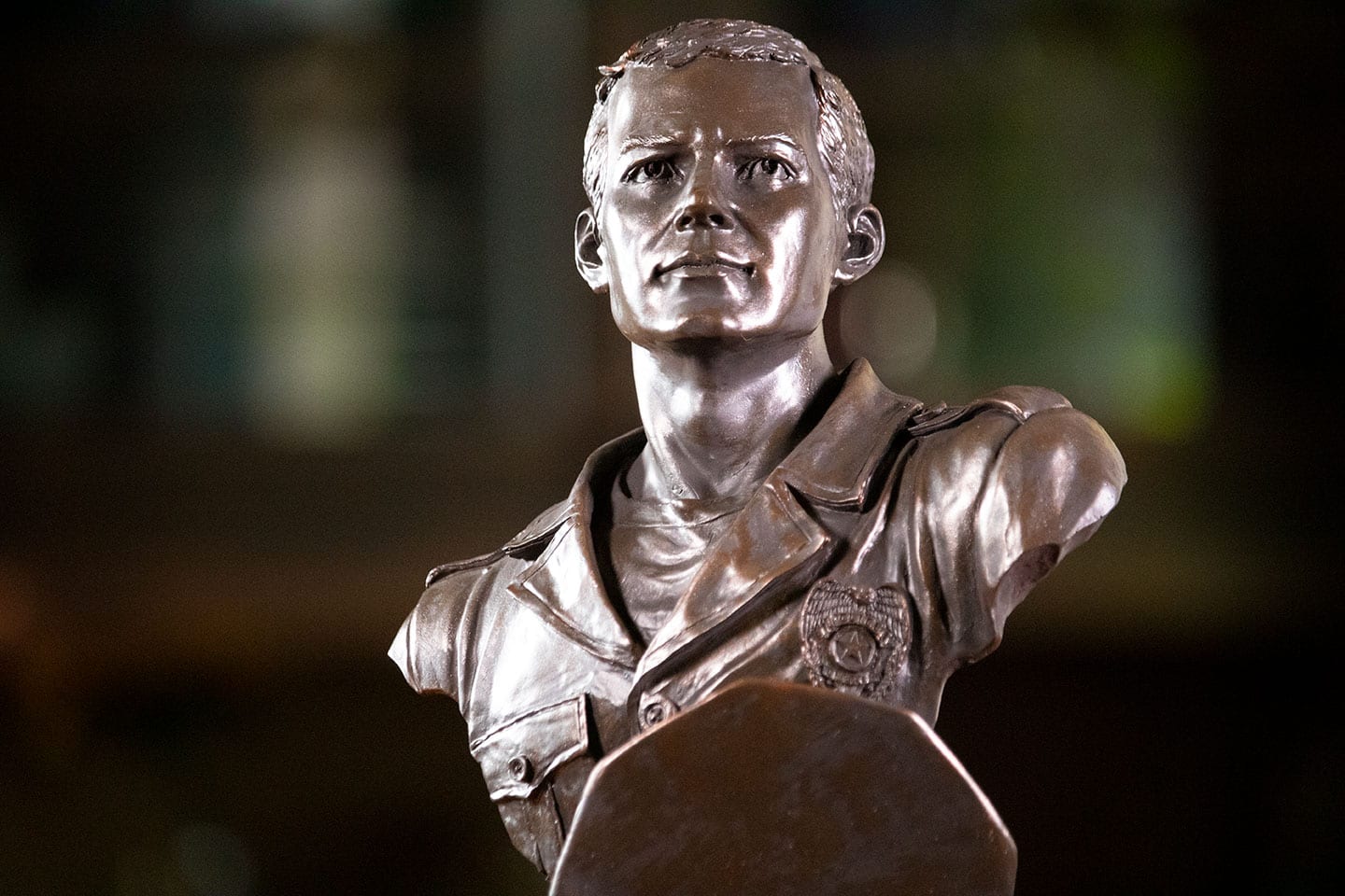 Hero Trophy Bust Sculpture - Image 2