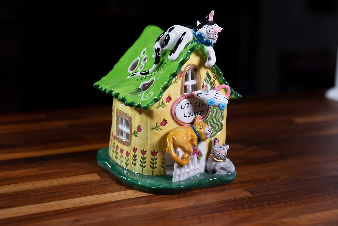 Lazy Cat Lounge Candle House - Image 3