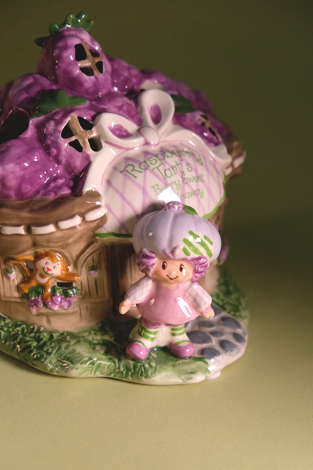 Raspberry Tart's Berry Sweet Hideaway Candle House - Image 6