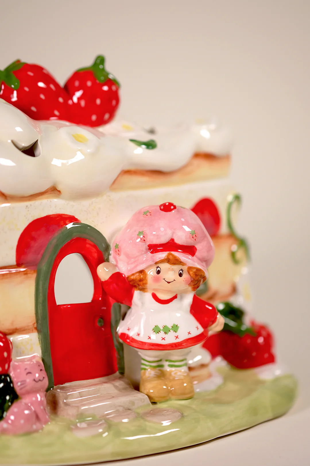 Strawberry Shortcake Cake Inn Candle House - Image 6