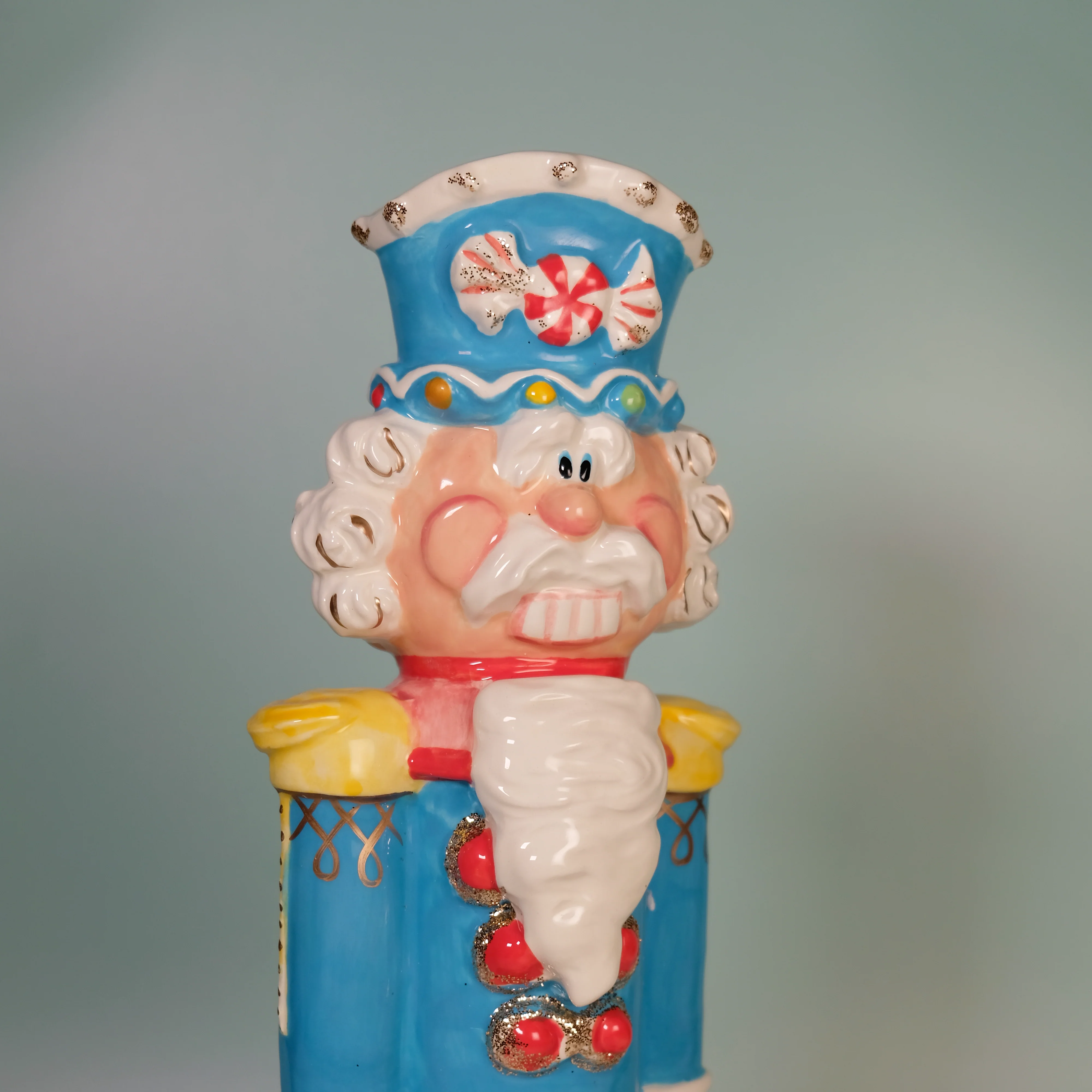 TROPHY COLOR NUTRACKER FIGURINE - Image 8